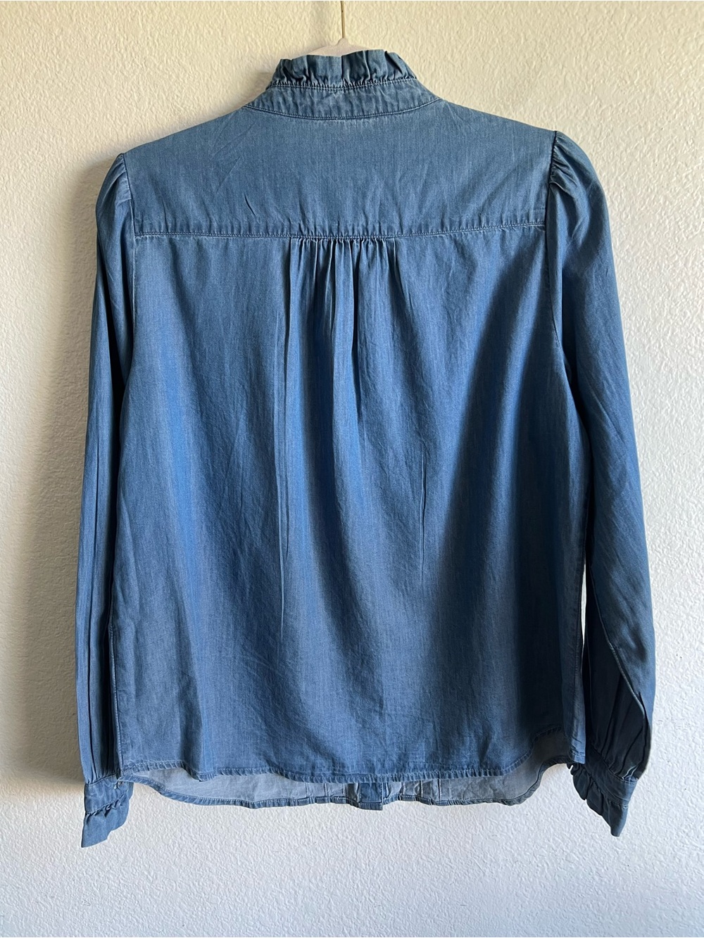 Talbots Pintuck Chambray Top -Treadwell Wash Size M Denim Blue - Picture 3 of 9